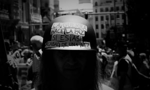 Casco militar en el que se puede leer un mensaje pacifista