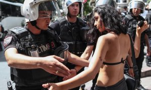 Un policía turco discute con una asistente a la marcha del orgullo 2022 en Estambul, que ha vuelto a ser bloqueada por la Policía.