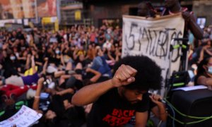 La gente protesta en Madrid por la muerte de al menos 23 inmigrantes el viernes durante un intento de llegar al enclave español de Melilla , España, el 26 de junio de 2022.