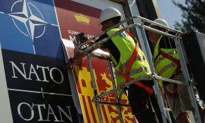 Dos operarios ultiman los preparativos alrededor de las instalaciones del recinto ferial IFEMA de Madrid este lunes con motivo de la cumbre de la OTAN que se celebrará en la capital.