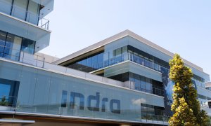 Detalle de la fachada del edificio de la sede de Indra en Alcobendas (Madrid). — Luis Millán / EFE
