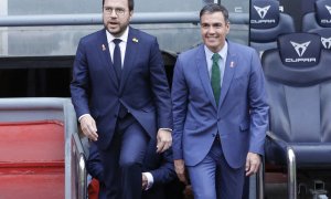 El presidente del Gobierno, Pedro Sánchez (d), y el de la Generalitat, Pere Aragonès, a su llegada este lunes 27 de junio al acto de entrega de la 35 edición de los premios Pimec en el Camp Nou.