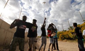Un grupo de migrantes se dirige al Centro Temporal de Inmigrantes (CETI), mientras celebran el salto de la valla de Melilla, a 24 de junio de 2022, en Melilla.