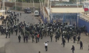 Momento del intento de cientos de migrantes subsaharianos de atravesar las vallas que rodean la ciudad de Melilla