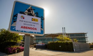 Carteles reivindicativos pegados en señales viarias ante la sede de Abengoa, en Palmas Altas de Sevilla. EFE/Julio Muñoz