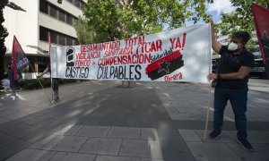 28/06/2022. Dos hombres sujetan una pancarta durante una concentración por los trabajadores fallecidos por el amianto frente a los Juzgados de Plaza de Castilla, a 14 de junio de 2021, en Madrid.