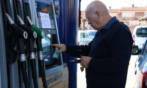 01/04/2022 - Un home posant gasolina a Figueres.