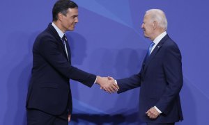 El presidente del Gobierno, Pedro Sánchez (i) saluda al presidente de Estados Unidos, Joe Biden, durante la primera jornada de la cumbre de la OTAN que se celebra este miércoles en el recinto de Ifema, en Madrid