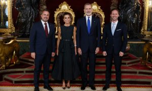(28/6/22) Felipe VI y Letizia posan junto al primer ministro de Luxemburgo, Xavier Bettel y su marido, Gauthier Destenay, durante la recepción de la cena en el Palacio Real.