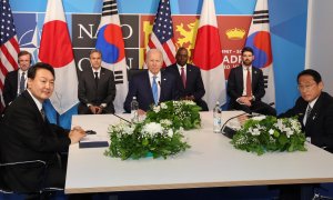 29/06/2022. El presidente surcoreano, Yoon Suk-yeol, y el primer ministro japonés, Fumio Kishida, junto al presidente de EEUU, Joe Biden, a 29 de junio de 2022.