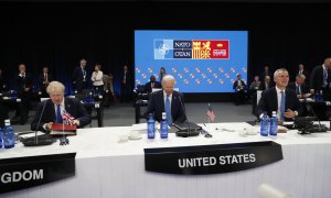 El secretario general de la OTAN, Jens Stoltenberg (d), el presidente de Estados Unidos, Joe Biden (c), y el primer ministro de Reino Unido, Boris Johnson (i), durante la primera jornada de la cumbre de la OTAN que se celebra este miércoles en el recinto