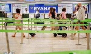 30/06/2022 Varios pasajeros en el mostrador de Ryanair en el Aeropuerto Adolfo Suárez Madrid- Barajas, durante el cuarto día de huelga de la compañía irlandesa, a 27 de junio de 2022, en Madrid.
