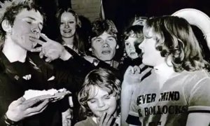 30/06/2022. Los Sex Pistols en una fiesta con los hijos de los bomberos en 'The Filth and the Fury'