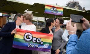 01/07/2022 - Dos parejas se besan mientras posan para una foto después de las primeras proyecciones tras el referéndum nacional sobre el matrimonio entre personas del mismo sexo en Berna, la capital suiza, el 26 de septiembre de 2021.