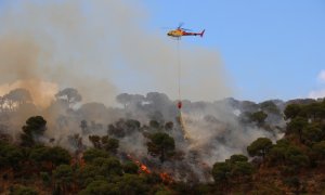 01/07/2022 - Un helicòpter llença aigua a l'incendi de Castell-Platja d'Aro.