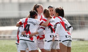 Varias jugadoras del Rayo Vallecano celebran un gol, a 13 de febrero de 2022.