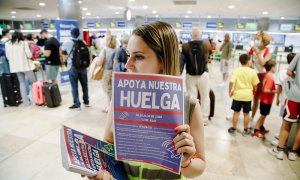 01/07/2022. Una trabajadora de Ryanair con carteles durante una concentración en la Terminal 1 del Aeropuerto Adolfo Suárez Madrid Barajas, a 1 de julio de 2022