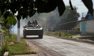 26/06/2022 Un vehículo armado circula por la carretera principal a Lisichansk (Ucrania)