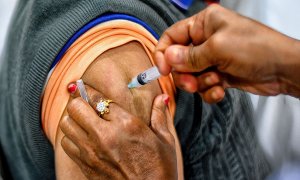 11/02/2022 Un sanitario inocula una vacuna contra la covid-19 en la India