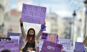 Una joven con un cartel en una manifestación estudiantil feminista por el 8M, Día Internacional de la Mujer, en la Puerta del Sol, a 8 de marzo de 2022, en Madrid (España).