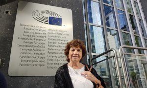 04/07/2022. La abogada, Julieta Bandirali, a las puertas del Parlamento Europeo en Bruselas.