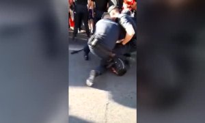 Altercados durante la manifestación de vecinos por los cortes de luz en cuatro barrios de Sevilla