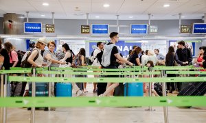 Pasajeros esperan en los mostradores de facturación de Ryanair, el día 1 de julio, en la Terminal 1 del Aeropuerto Adolfo Suárez Madrid Barajas, en Madrid.