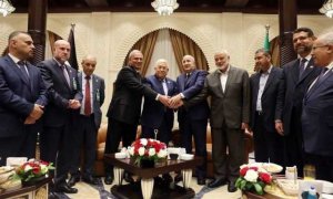 El presidente de Argelia, Abdelmajid Tebboune reúne al presidente palestino, Mahmoud Abbas y al jefe del buró político de Hamás, Ismail Haniyeh, en Argel a 5 de julio de 2022.