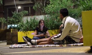 16/06/2022 - Una voluntària d'Arrels parla amb una persona sense llar a Barcelona.