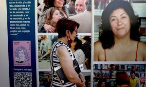 Una mujer asiste a un homenaje a la escritora Almudena Grandes, en la Caseta Madroño de la Feria del Libro, a 11 de junio de 2022, en Madrid (España).