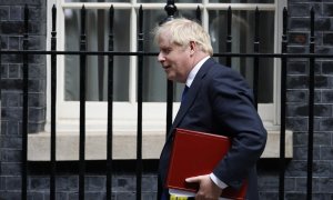 06/07/22. Boris Johnson abandona su residencia en Downing Street en su camino al Parlamento británico, en Londres, a 6 de julio de 2022.