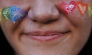 Asistente a las fiestas del Orgullo LGTBI en Madrid, a 1 de julio de 2022.