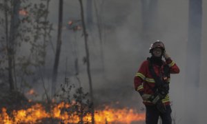 Bomberos combatiendo el incendio de Cruzinha, Portugal