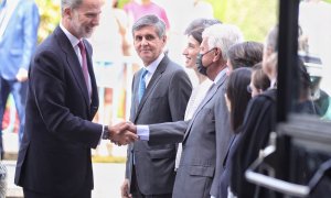 El Rey Felipe VI (i), saluda al expresidente del Gobierno, Felipe González (d), a su llegada a la jura de la Constitución y de lealtad de los nuevos letrados y letradas de Madrid, en el Teatro Real, a 13 de junio de 2022