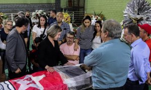 12/07/2022 - La presidenta del Partido de los Trabajadores, Gleisi Hofmann, da el último adiós al líder del PT en Foz do Iguacu, estado de Paraná, el 10 de julio de 2022.