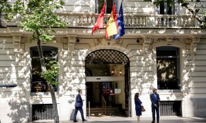 Una persona pasa al lado del Ilustre Colegio de Abogados de Madrid (ICAM), que pasa a llamarse Colegio de Abogacía de Madrid, a 11 de julio de 2022, en Madrid (España).