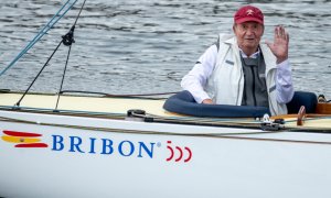 13/07/2022 - Foto del rey emérito de España, Juan Carlos I, saludando desde su barco "Bribón", en la localidad gallega de Sanxenxo, el 21 de mayo de 2022.