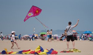 13/07/2022. Cometas volando en el cielo en el Escenario Galicia de la playa de Gandia, a 16 de abril de 2022