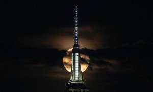 (13/7/2022) La superluna de ciervo en la cima del Empire State, el 13 de julio de 2022.