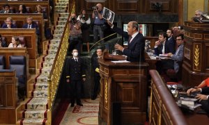 El diputado de Vox, Francisco José Contreras, muestra una fotografía de Calvo Sotelo en un pleno extraordinario en el Congreso de los Diputados, a 13 de julio de 2022, en Madrid (España).