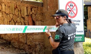15/07/2022 - Una agent rural tanca l'accés a Montserrat.