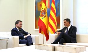 Pere Aragonès i Pedro Sánchez conversen a l'inici de la reunió al Palau de la Moncloa.