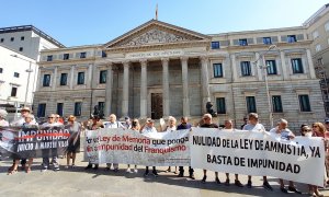 14/07/2022 Miembros de la Plataforma contra la impunidad del franquismo, concentrados frente al Congreso de los Diputados el día que se aprobó la Ley de Memoria Democrática