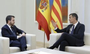 El presidente del Gobierno, Pedro Sánchez (d), mantiene un encuentro con el presidente de la Generalitat de Cataluña, Pere Aragonès, este viernes en el Palacio de la Moncloa.