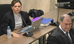 La abogada Teresa Bueyes, durante una sesión esta semana del juicio por una pieza separada del 'caso Cursach', detrás del fiscal Juan Carrau