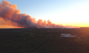 Una vista muestra el humo saliendo de los incendios forestales de Gironde, Francia, el 12 de julio de 2022
