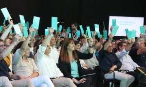 Moment de les votacions a les ponències del segon Congrés de Junts celebrat aquest diumenge a l'Hospitalet de Llobregat.