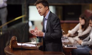 La contundente respuesta de Íñigo Errejón a Ryanair en un tuit: "Empezad pagando bien a vuestros empleados"