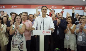 El presidente del Gobierno y secretario general del PSOE, Pedro Sánchez, el 21 de mayo de 2017 en Ferraz tras ganar las primarias del partido. Le acompañan, entre otros, José Luis Ábalos, Adriana Lastra o Santos Cerdán.