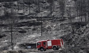 Un camión de bomberos circula por una zona arrasada por las llamas en la población de El Pont de Vilomara, en la comarca del Bages (Barcelon), a 18 de julio de 2022.